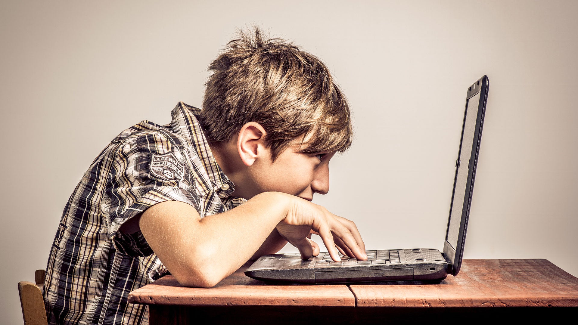 Задолго перед. Подросток за компьютером. Игровая зависимость от компьютерных игр. Ребенок за компьютером. Мальчик сидит за компьютером.