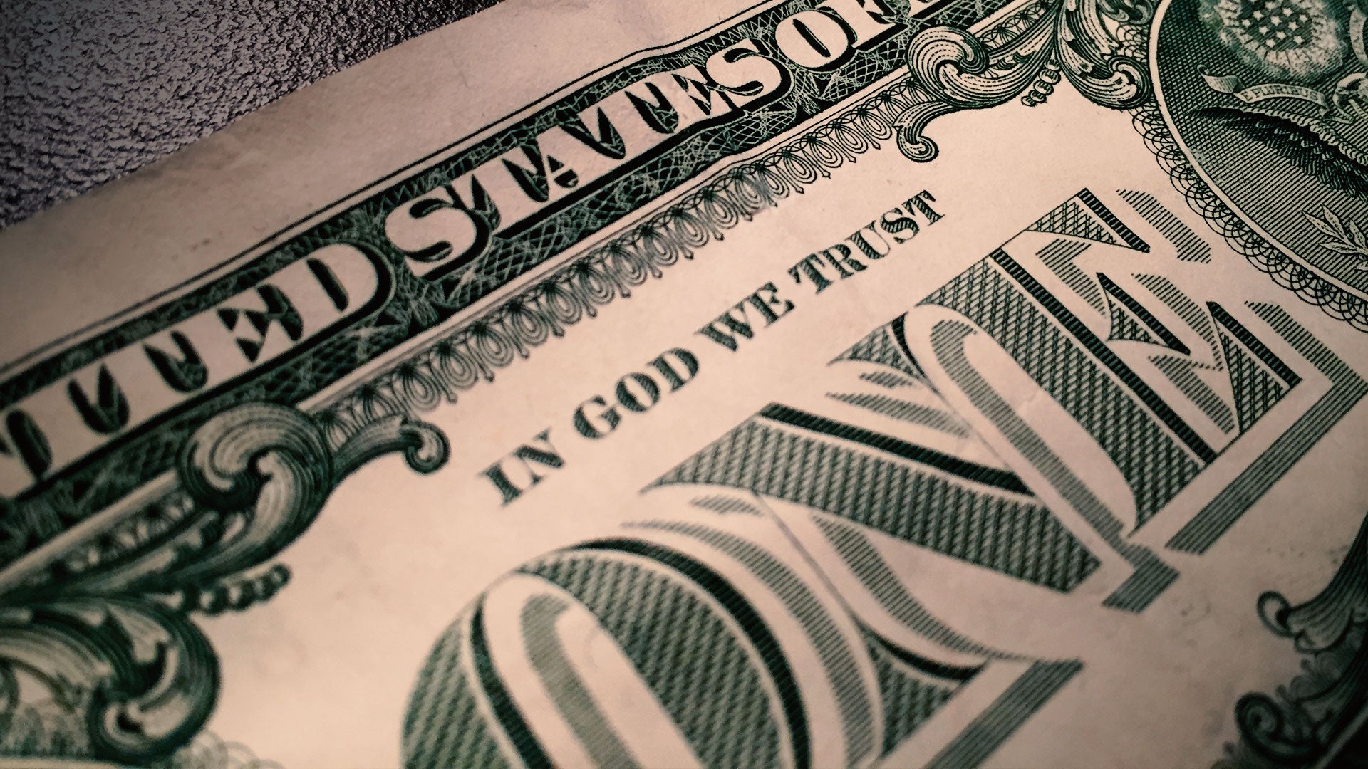Dollars out on top on god. In God we Trust доллар купюра. Купюра США “in God we Trust”. Надпись на долларе in God. Доллар Бог.
