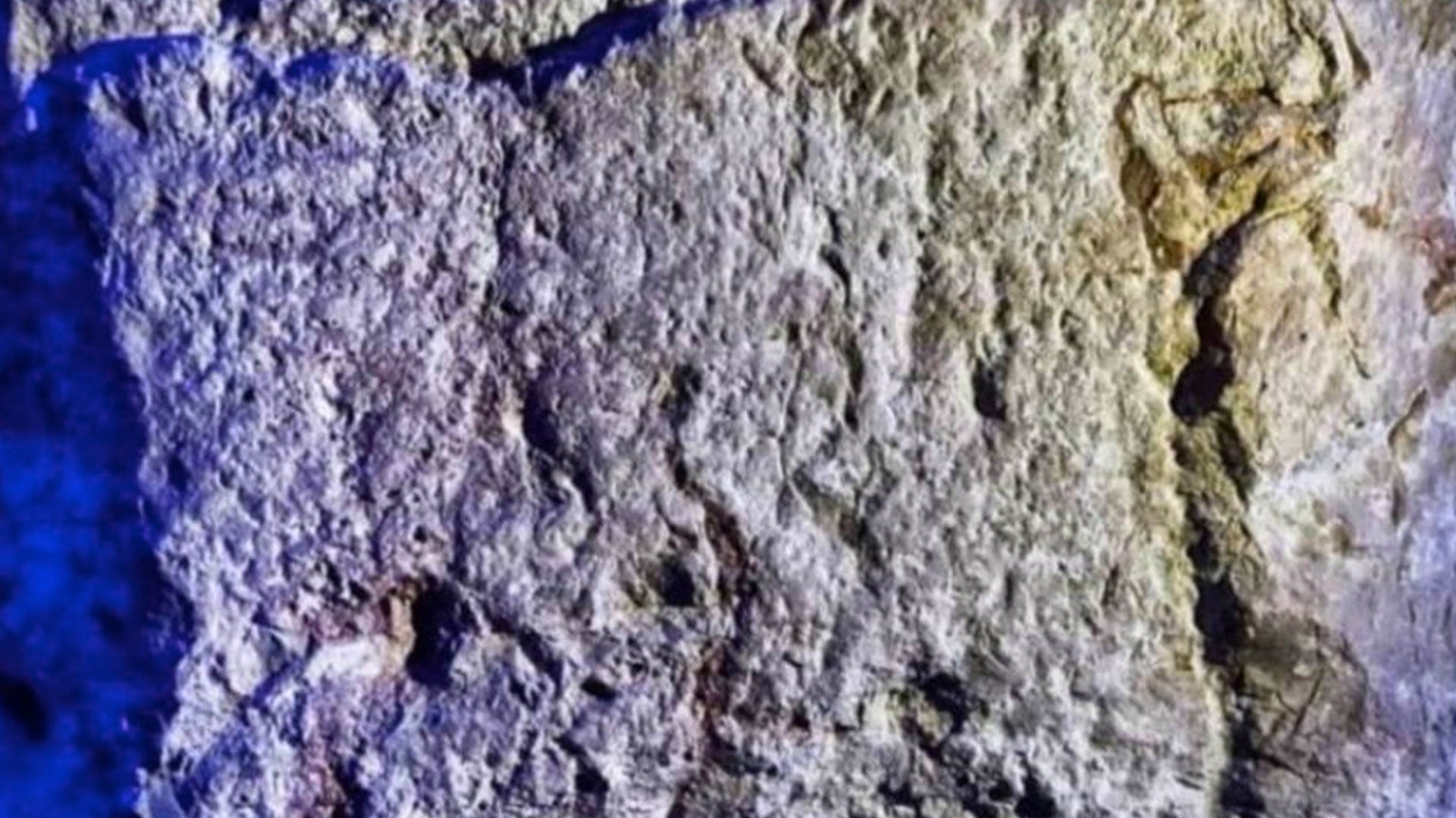 Недавно ученые расшифровали надпись обнаруженную. Каменная табличка. Кладовые царя Езекии. Иерусали Езекии. Народ Езекии обкладывает камнями город.