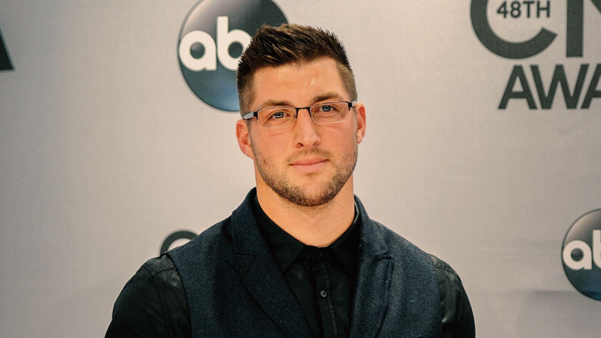 Tim Tebow helps airplane passengers during an on-flight medical