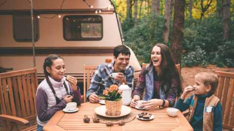 camper-happy-family-1200.png