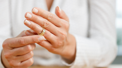 woman-wedding-ring-hand-1200.png